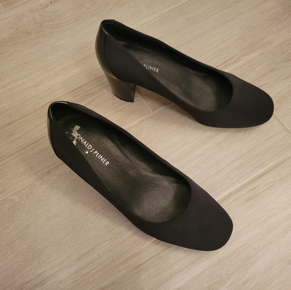 Donald J Pliner black heel pump size 7.5 in great condition - Picture 1 of 5